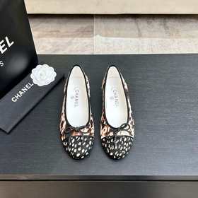 CHANEL 小香經典雙C蝴蝶結拼色 平底芭蕾舞鞋 把法式浪漫縫進細節裡。 複古