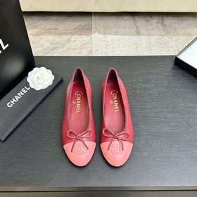 CHANEL 小香經典雙C蝴蝶結拼色 平底芭蕾舞鞋 把法式浪漫縫進細節裡。 複古