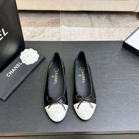 CHANEL 小香經典雙C蝴蝶結拼色 平底芭蕾舞鞋 把法式浪漫縫進細節裡。 複古