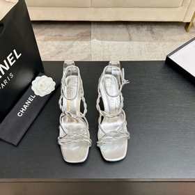 CHANEL 小香26P雙C細帶方頭 高跟涼鞋 以極簡線條勾勒法式靈魂。 利落方