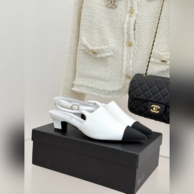 CHANEL 小香拼色尖頭貓跟後空涼鞋 以複古廓形與現代撞色，重塑春夏格調。 羊