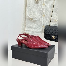 CHANEL 小香拼色尖頭貓跟後空涼鞋 以複古廓形與現代撞色，重塑春夏格調。 羊