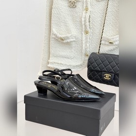 CHANEL 小香拼色尖頭貓跟後空涼鞋 以複古廓形與現代撞色，重塑春夏格調。 羊