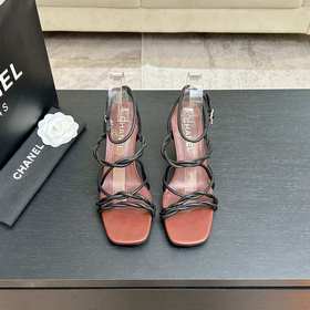 CHANEL 小香26P雙C細帶方頭 高跟涼鞋 以極簡線條勾勒法式靈魂。 利落方