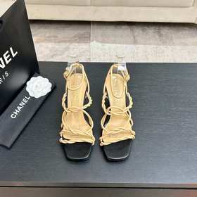 CHANEL 小香26P雙C細帶方頭 高跟涼鞋 以極簡線條勾勒法式靈魂。 利落方