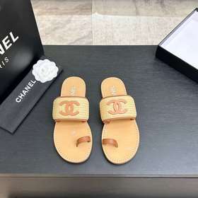 CHANEL 小香26P春夏雙C 編織夾腳拖鞋 把法式度假感穿在腳下。 細膩編織