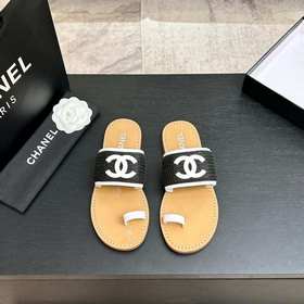 CHANEL 小香26P春夏雙C 編織夾腳拖鞋 把法式度假感穿在腳下。 細膩編織