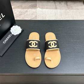 CHANEL 小香26P春夏雙C 編織夾腳拖鞋 把法式度假感穿在腳下。 細膩編織