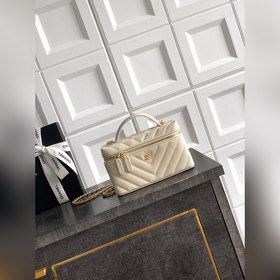 米杏色 CHANEL 26ss LP 淡金V字菱格鍊條小雙Ｃ[摔紋飯盒包]出少量