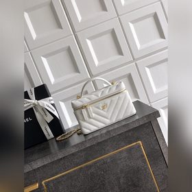 奶 白色 CHANEL 26ss LP 淡金V字菱格鍊條小雙Ｃ[摔紋飯盒包]出少