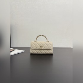 現貨25S Kelly 橫版 經典菱格紋yyds 設計亮點： 交叉镂空手柄，硬挺