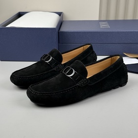 DIOR最新款更新多色可選 這款 Dior Odéon 便鞋延續經典，突顯經典豆