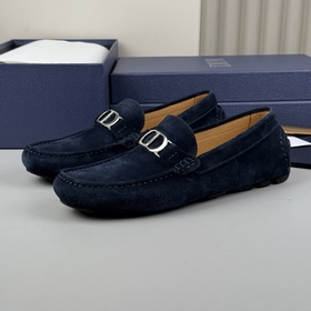 DIOR最新款更新多色可選 這款 Dior Odéon 便鞋延續經典，突顯經典豆