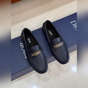 DIOR最新款更新多色可選 這款 Dior Odéon 便鞋延續經典，突顯經典豆