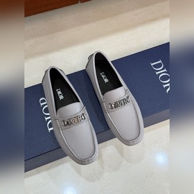 DIOR最新款更新多色可選 這款 Dior Odéon 便鞋延續經典，突顯經典豆
