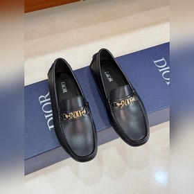 DIOR最新款更新多色可選 這款 Dior Odéon 便鞋延續經典，突顯經典豆