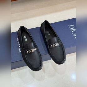 DIOR最新款更新多色可選 這款 Dior Odéon 便鞋延續經典，突顯經典豆