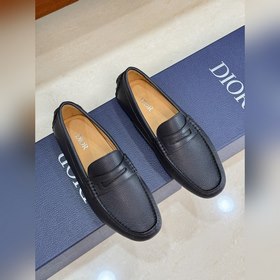 DIOR最新款更新多色可選 這款 Dior Odéon 便鞋延續經典，突顯經典豆