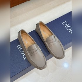 DIOR最新款更新多色可選 這款 Dior Odéon 便鞋延續經典，突顯經典豆