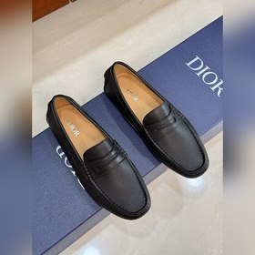DIOR最新款更新多色可選 這款 Dior Odéon 便鞋延續經典，突顯經典豆
