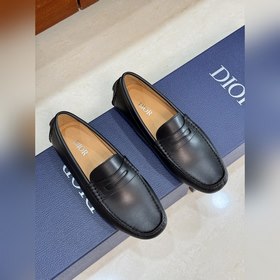 DIOR最新款更新多色可選 這款 Dior Odéon 便鞋延續經典，突顯經典豆