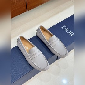 DIOR最新款更新多色可選 這款 Dior Odéon 便鞋延續經典，突顯經典豆