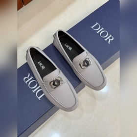 DIOR最新款更新多色可選 這款 Dior Odéon 便鞋延續經典，突顯經典豆