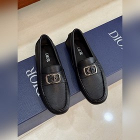 DIOR最新款更新多色可選 這款 Dior Odéon 便鞋延續經典，突顯經典豆