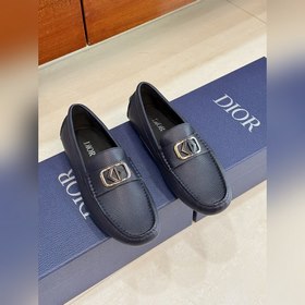 DIOR最新款更新多色可選 這款 Dior Odéon 便鞋延續經典，突顯經典豆