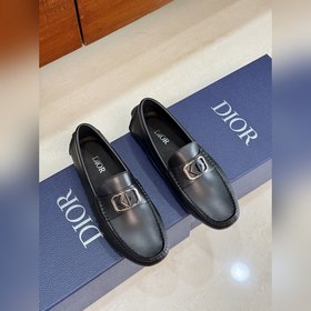 DIOR最新款更新多色可選 這款 Dior Odéon 便鞋延續經典，突顯經典豆
