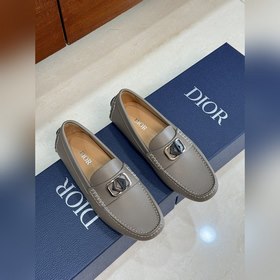 DIOR最新款更新多色可選 這款 Dior Odéon 便鞋延續經典，突顯經典豆