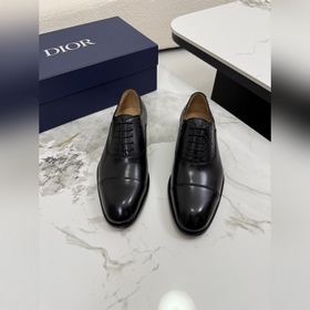 DIOR 迪奧 上乘材質與精湛細節于一體，進口牛皮 鞋面點綴Gancio扣飾，煥