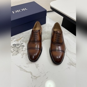 DIOR 迪奧 上乘材質與精湛細節于一體，進口牛皮 鞋面點綴Gancio扣飾，煥