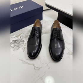DIOR 迪奧 上乘材質與精湛細節于一體，進口牛皮 鞋面點綴Gancio扣飾，煥