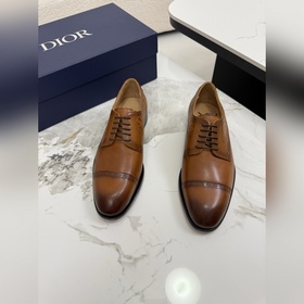 DIOR 迪奧 上乘材質與精湛細節于一體，進口牛皮 鞋面點綴Gancio扣飾，煥