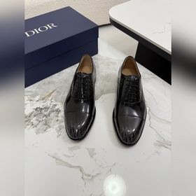 DIOR 迪奧 上乘材質與精湛細節于一體，進口牛皮 鞋面點綴Gancio扣飾，煥