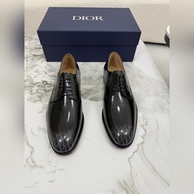 DIOR 迪奧 上乘材質與精湛細節于一體，進口牛皮 鞋面點綴Gancio扣飾，煥