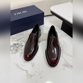 DIOR 迪奧 上乘材質與精湛細節于一體，進口牛皮 鞋面點綴Gancio扣飾，煥