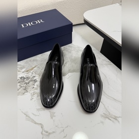 DIOR 迪奧 上乘材質與精湛細節于一體，進口牛皮 鞋面點綴Gancio扣飾，煥
