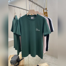 D家短袖T恤，采用高品質純棉，柔軟親膚，透氣性超棒，夏天穿超舒服!圓領+寬松版