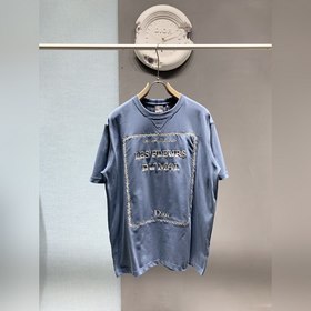 Dior 封面圖刺繡T恤 本款T恤采用全棉平紋面料打造，再洗水定型，克重330