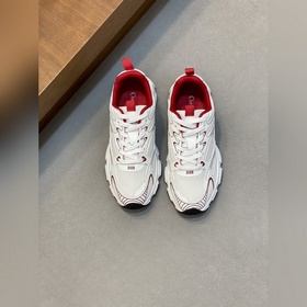 Dior迪奧 别具一格的經典新品，低幫廓形，時尚而富有運動風範。采用黑色網眼織物