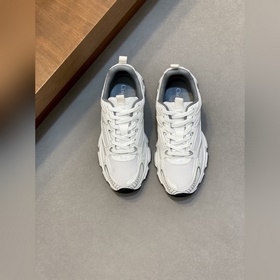 Dior迪奧 别具一格的經典新品，低幫廓形，時尚而富有運動風範。采用黑色網眼織物