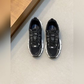 Dior迪奧 别具一格的經典新品，低幫廓形，時尚而富有運動風範。采用黑色網眼織物