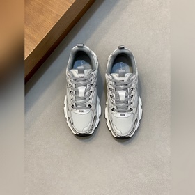 Dior迪奧 别具一格的經典新品，低幫廓形，時尚而富有運動風範。采用黑色網眼織物