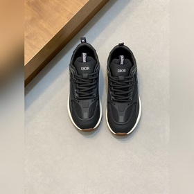 Dior迪奧 别具一格的經典新品，低幫廓形，時尚而富有運動風範。采用黑色網眼織物