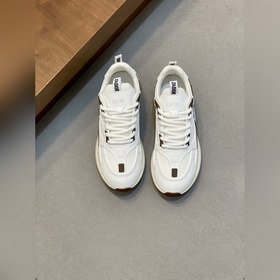 Dior迪奧 别具一格的經典新品，低幫廓形，時尚而富有運動風範。采用黑色網眼織物