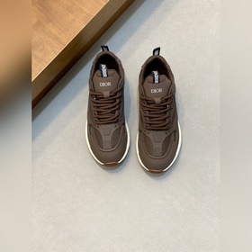 Dior迪奧 别具一格的經典新品，低幫廓形，時尚而富有運動風範。采用黑色網眼織物