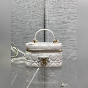 Dior蝴蝶結化妝包，經典菱格+蝴蝶結金屬吊飾，優雅精緻感拉滿 柔軟的小羊皮輕便