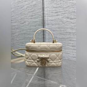Dior蝴蝶結化妝包，經典菱格+蝴蝶結金屬吊飾，優雅精緻感拉滿 柔軟的小羊皮輕便